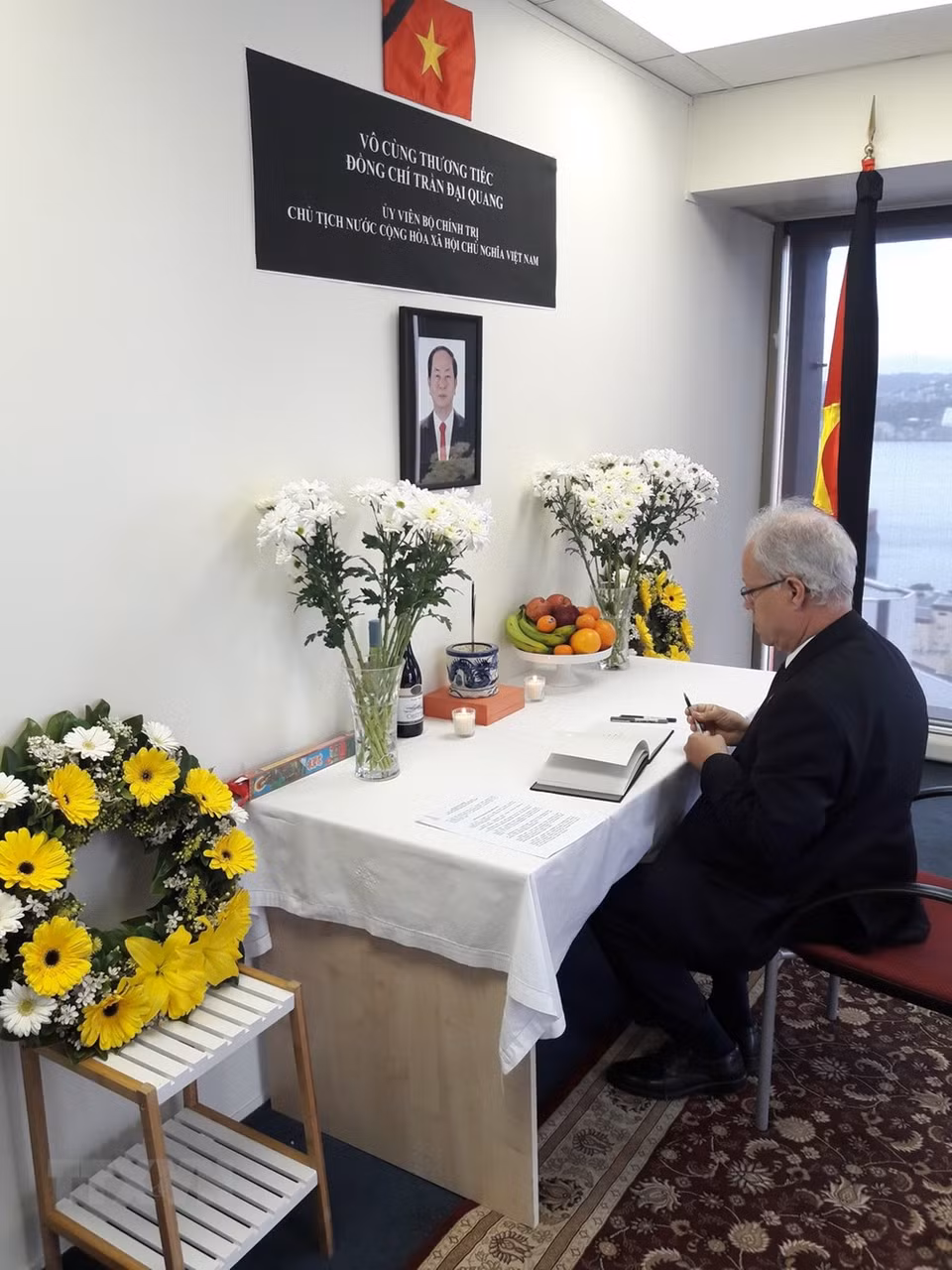 德国驻新西兰大使前往在越南驻新大使馆内开设的吊唁处，吊唁逝世的越南国家主席陈大光并在吊唁簿上题词。图自越通社