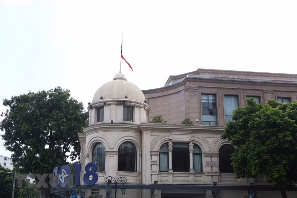 9月25日下午，越南许多公家机关降半旗向陈大光主席致哀。图自越通社