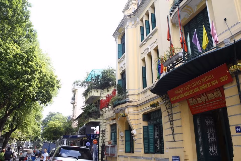 《新河内报》社总部降国旗向陈大光主席致哀。图自越通社 