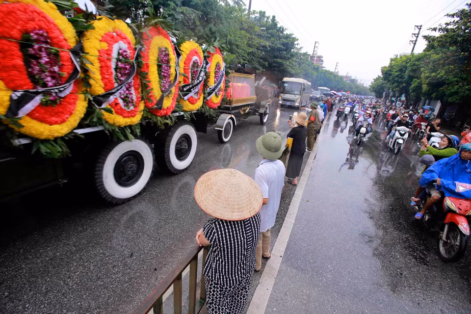 宁平省人民冒雨迎接陈大光主席灵车回到家乡。图自越通社