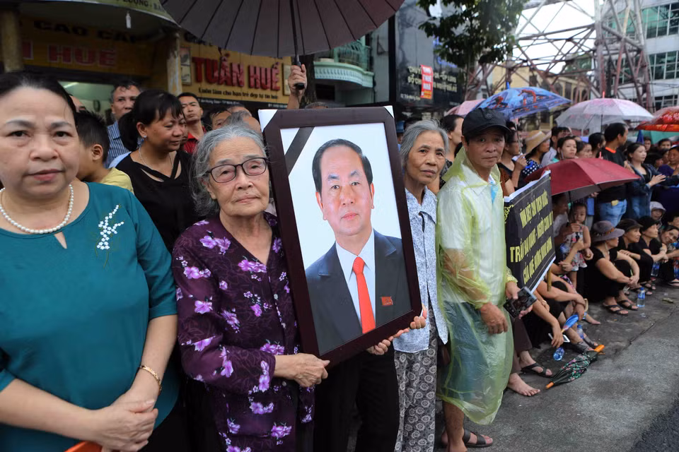  载有陈大光主席灵柩的灵车被送回宁平省金山县光善乡。图自越通社