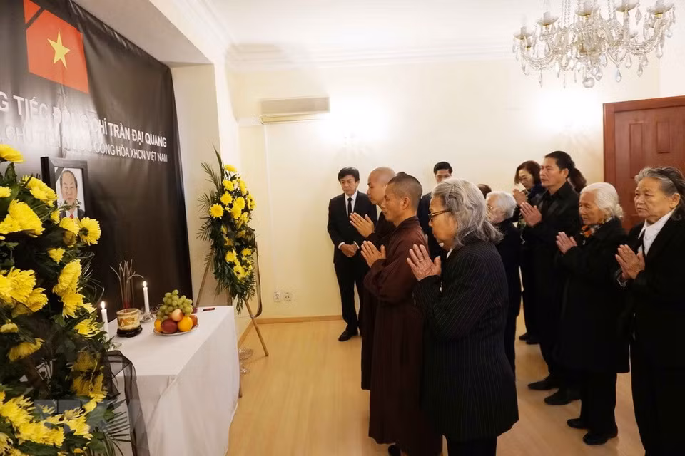 旅居捷克越南人协会等团体组织代表吊唁陈大光同志。图自越通社 