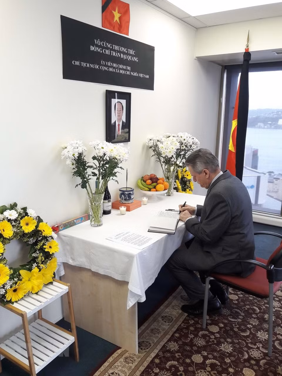 俄罗斯驻新西兰大使前往在越南驻新大使馆内开设的吊唁处，吊唁逝世的越南国家主席陈大光并在吊唁簿上题词。图自越通社 