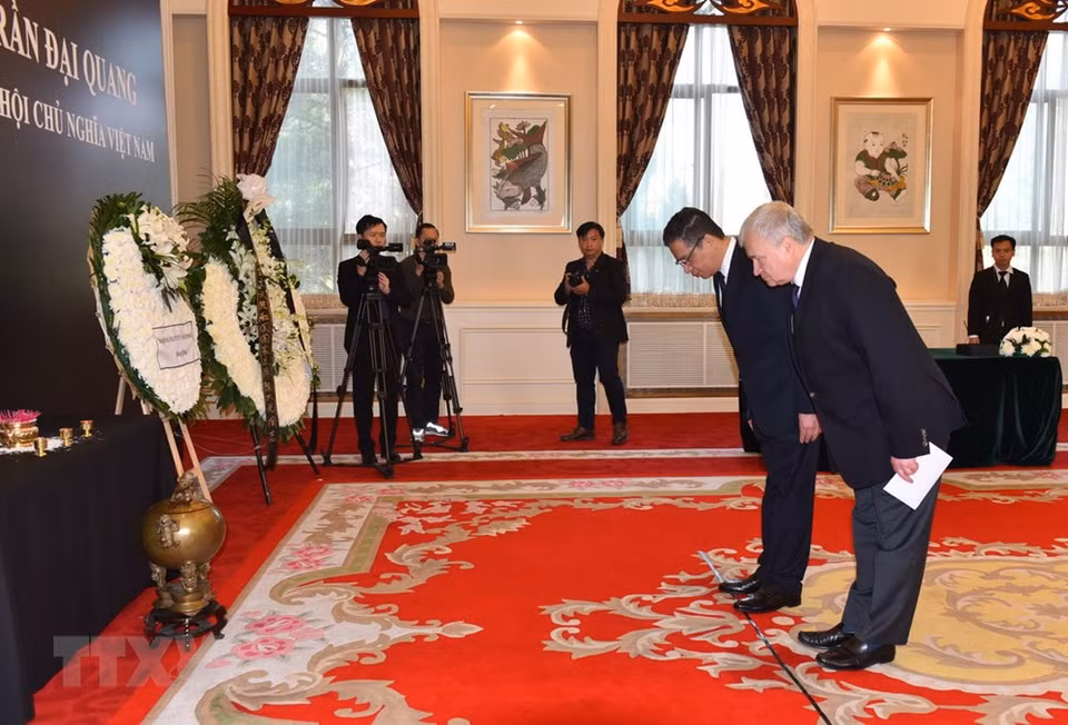俄罗斯驻华大使安德烈·杰尼索夫(Andrey Denisov)吊唁陈大光同志。图自越通社