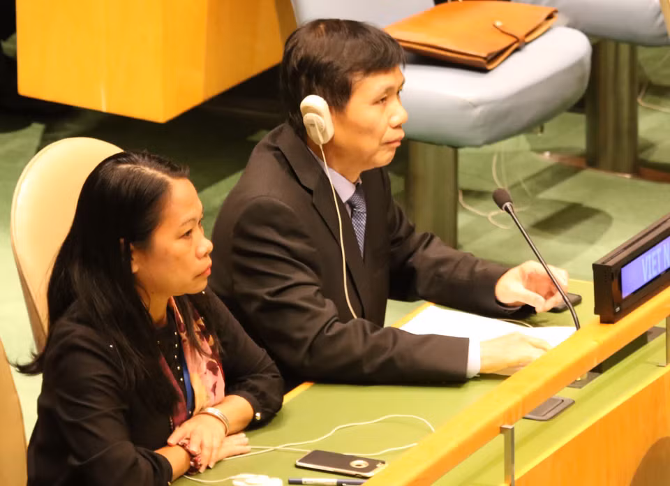 默哀结束后,越南常驻联合国代表团团长邓廷贵大使就越南国家主席陈大光突然离世举国悲痛，对国际朋友的哀悼和同情表示感谢。图自越通社