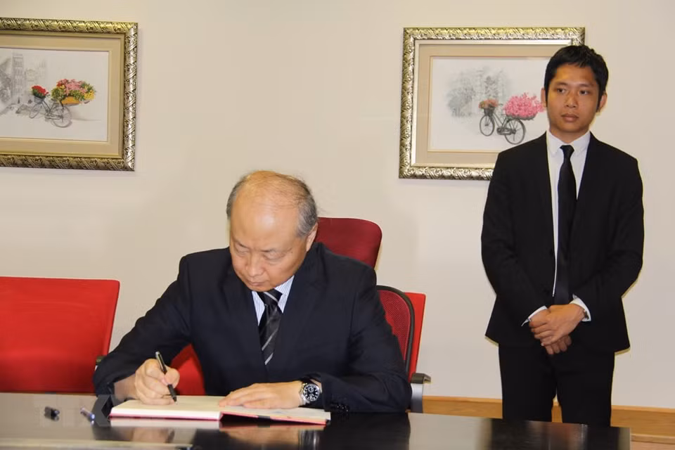 中国驻以色列大使詹永鑫前往在越南驻以色列大使馆内开设的吊唁处，吊唁去世的越南国家主席陈大光并在吊唁簿上题词。图自越通社