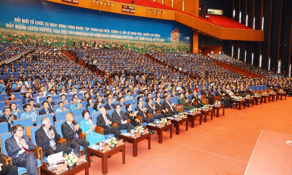 出席越南工会第十二届全国代表大会全体会议的与会代表。 图自越通社