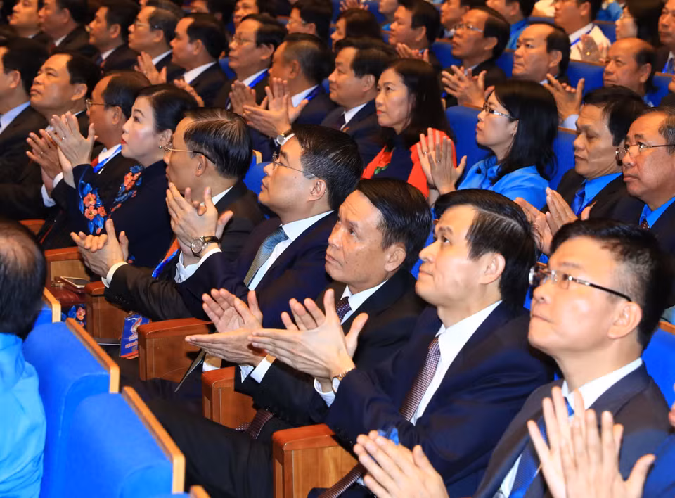越共中央委员、越通社社长阮德利（右三）出席越南工会第十二届全国代表大会全体会议。 图自越通社 