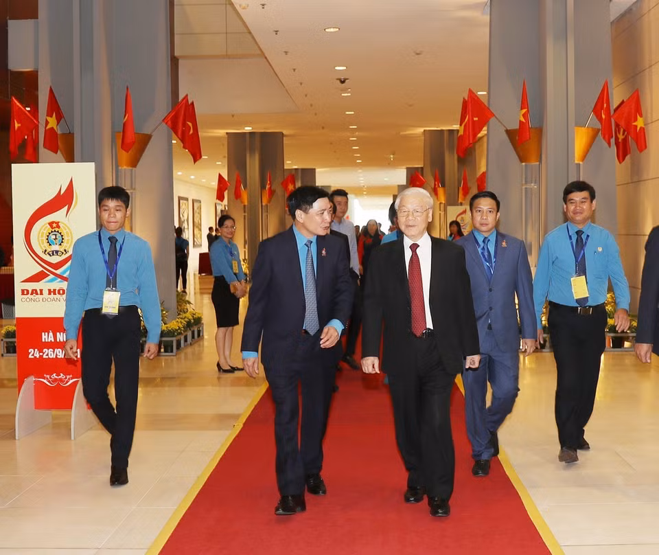 越南工会第十二届全国代表大会全体会议近日开幕。图为越共中央总书记阮富仲入场。图自越通社