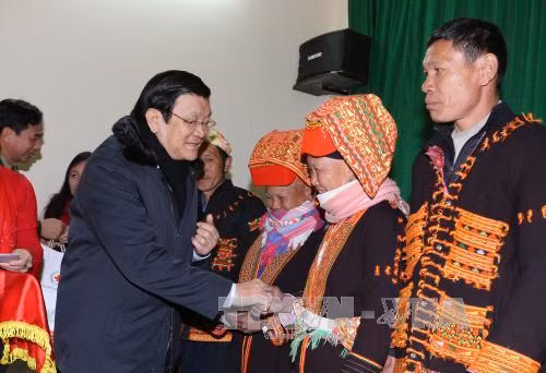 张晋创主席向禄平边境县的姆山、秀幂、安快等三乡居民赠送礼物。（图片来源：越通社）