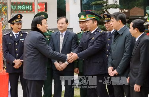  张晋创主席看望慰问友谊国际口岸边防哨所干部战士以及正在友谊关工作的海关、边防、检疫、同登-谅山口岸经济区管委会等力量。（图片来源：越通社）