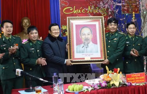  张晋创主席看望慰问友谊国际口岸边防哨所干部战士以及正在友谊关工作的海关、边防、检疫、同登-谅山口岸经济区管委会等力量。（图片来源：越通社）