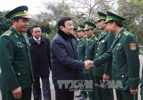  张晋创主席看望慰问友谊国际口岸边防哨所干部战士以及正在友谊关工作的海关、边防、检疫、同登-谅山口岸经济区管委会等力量。（图片来源：越通社）