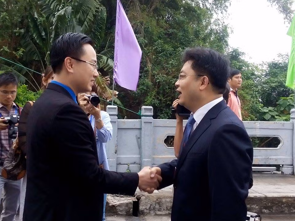 越南共青团广宁省委副书记黄文海（右）会见中国共青团安徽省委副书记李国阳（图片来源：越通社）