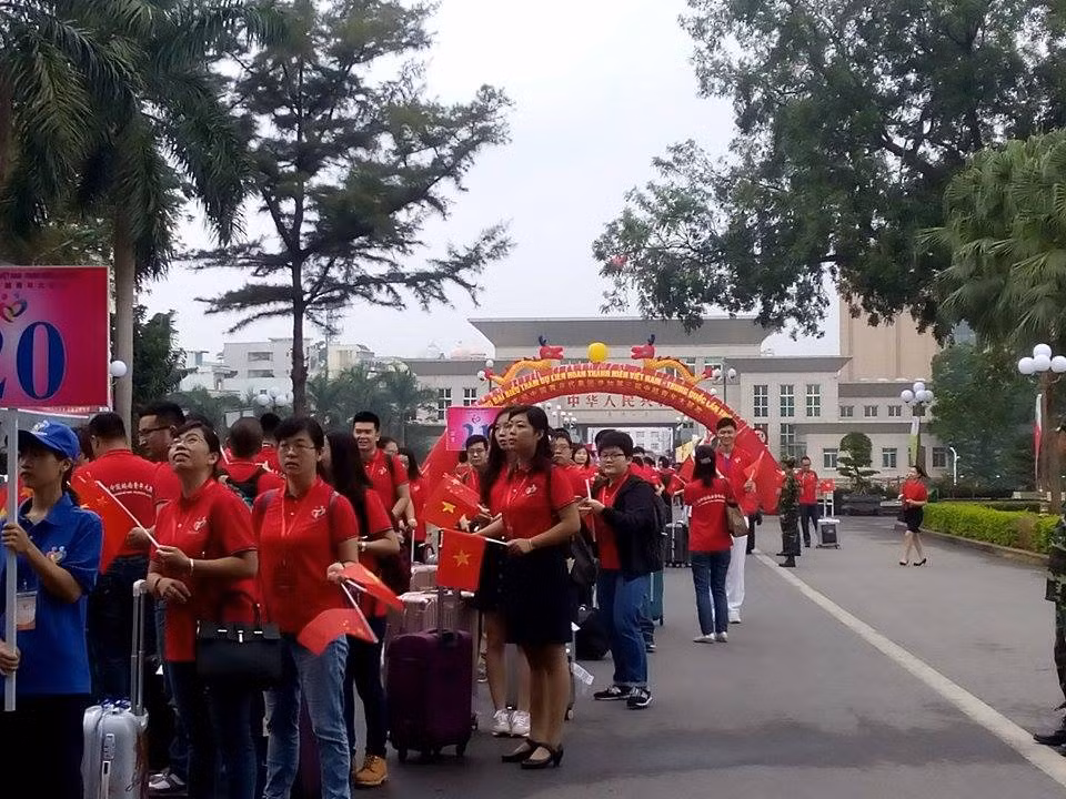  在广宁省期间，广宁领导将礼节性会见中国青年代表团。此外，他们将参加"青年参加保护环境和可持续发展"研讨会，参观宝光寺、下龙湾，进行文艺交流活动等。（图片来源：越通社） 