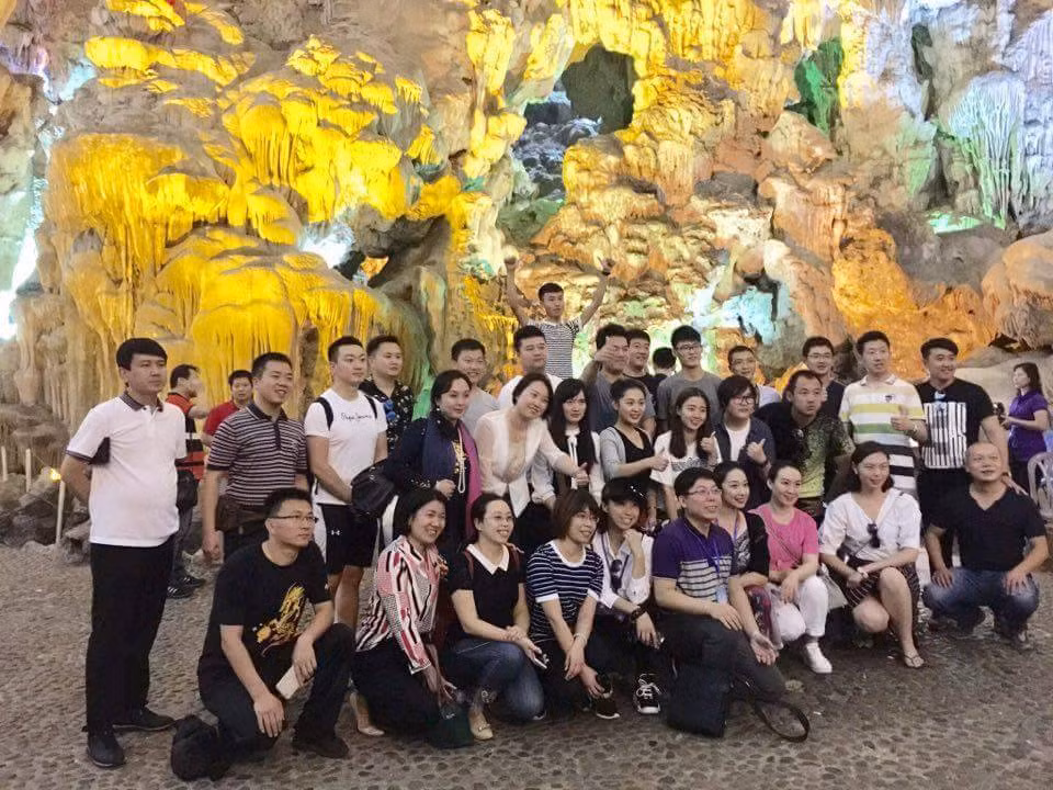 越中青年在天宫洞里合影留念（图片来源：越通社）