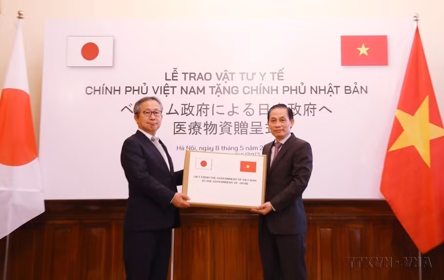 越南外交部举行仪式，向日本转交医疗物资，支持日本政府和人民打击新冠肺炎疫情。图自越通社