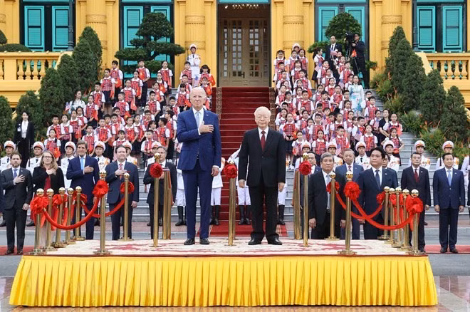 阮富仲总书记与美国总统乔.拜登登上检阅台参加升旗仪式。图自越通社