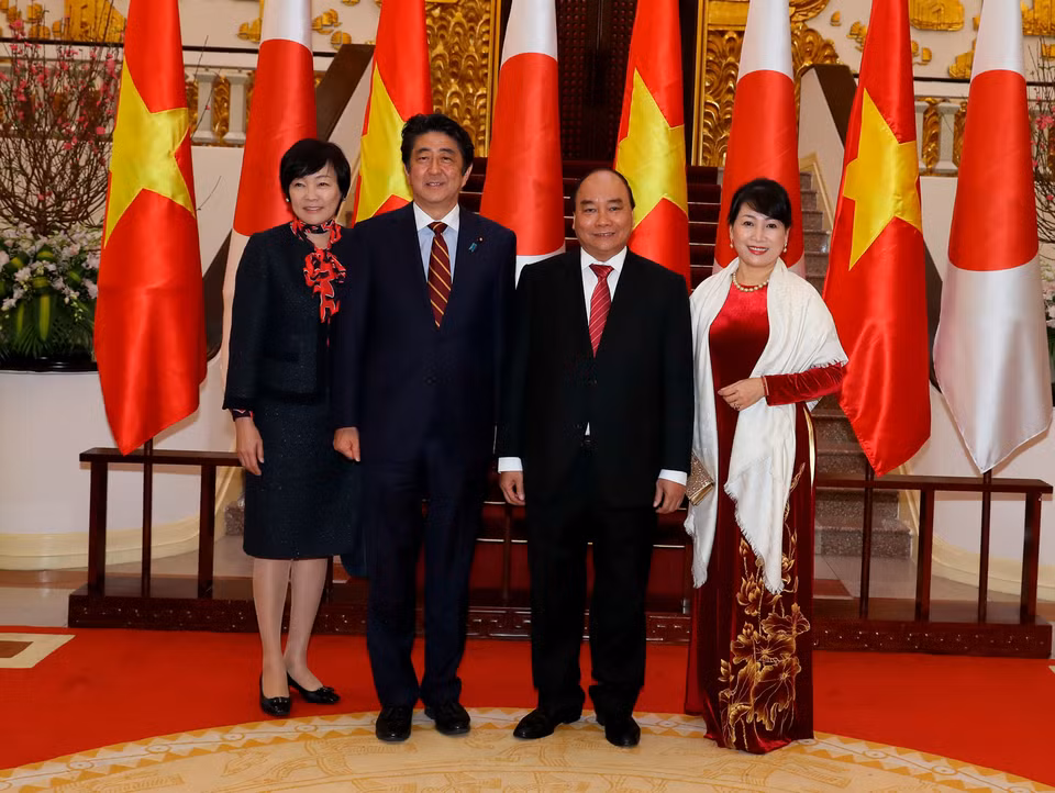 阮春福总理和夫人同日本首相安倍晋三和夫人合影。