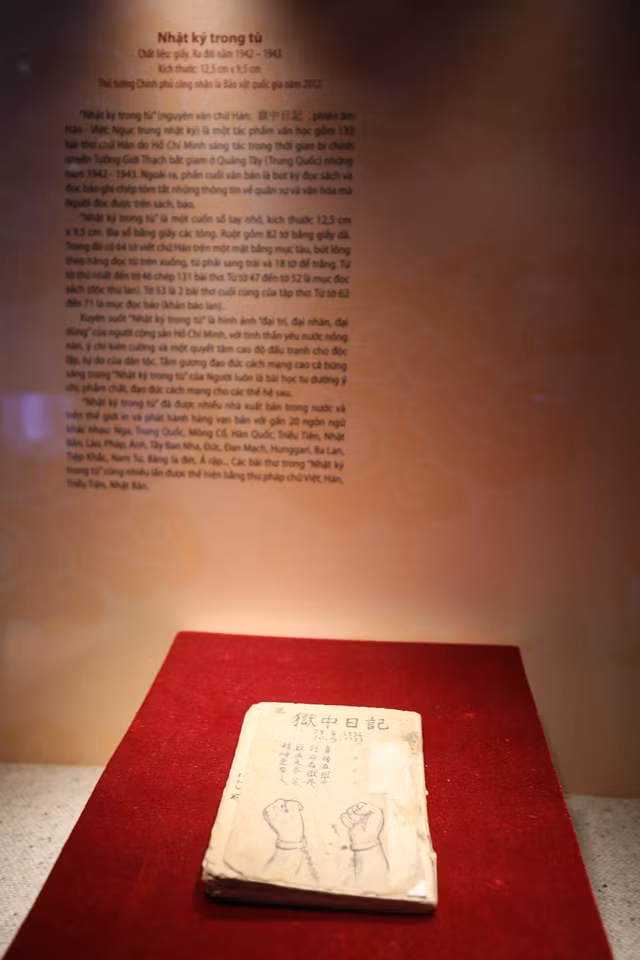 越南人民领袖胡志明主席的《狱中日记》诗集。