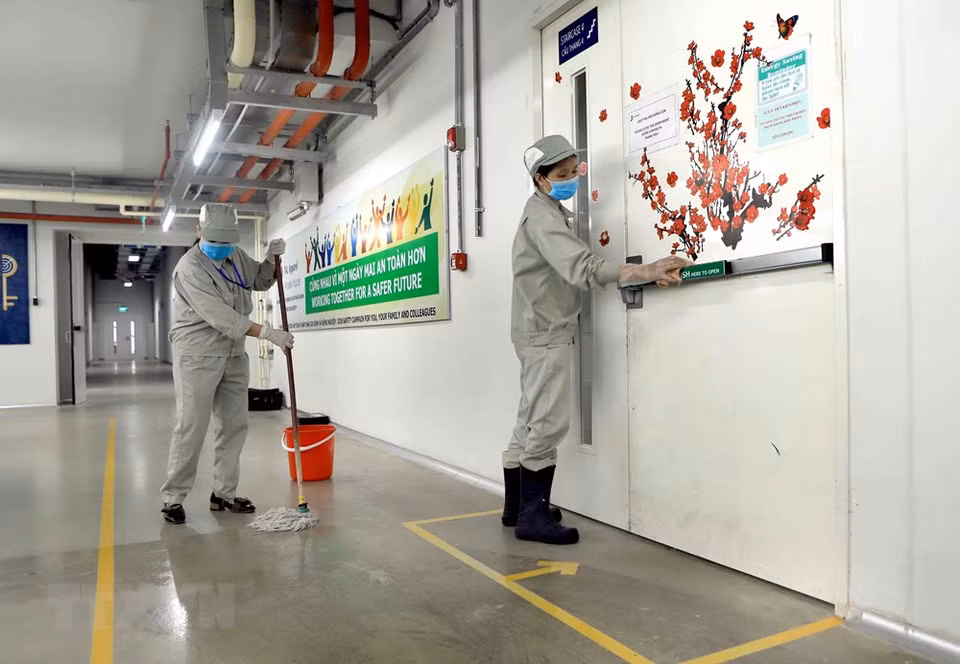 设在平川县伯善2工业区的越南TAL纺织公司的员工进行地板和门把消毒。越通社记者 黄雄 摄