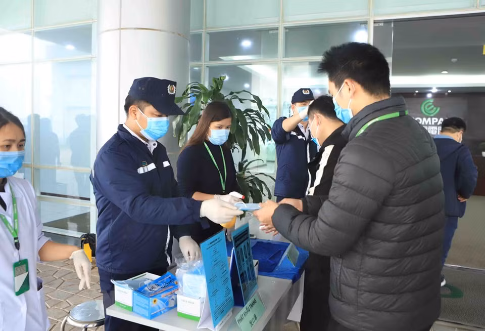 Compal公司的员工在进公司前都带上新口罩。越通社记者 黄雄 摄