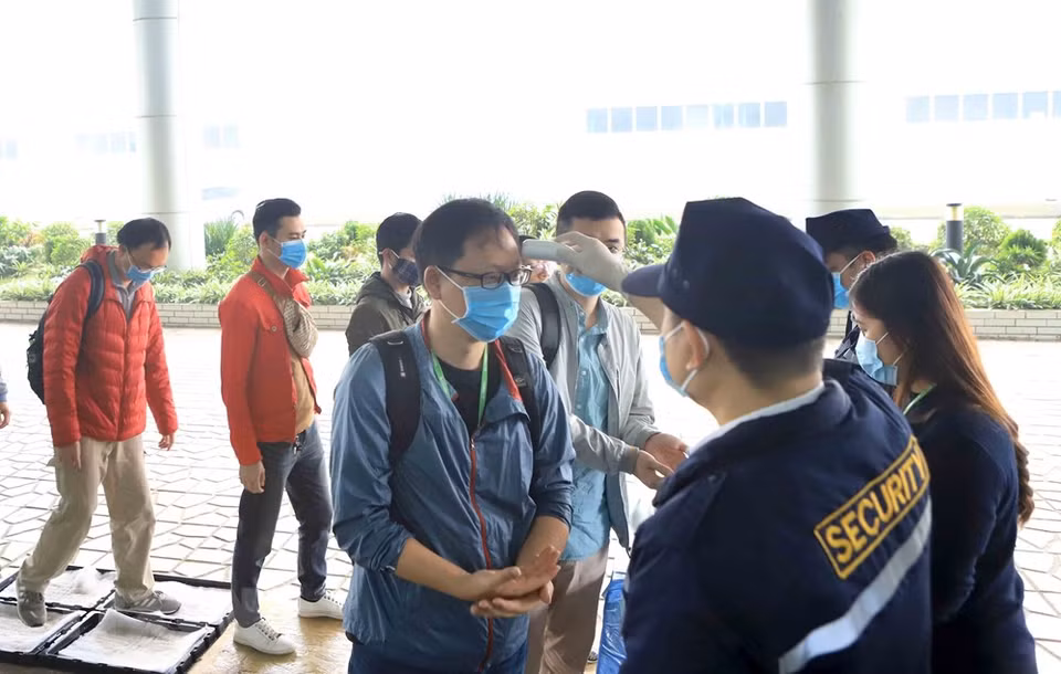 设在平川县伯善1工业区的越南Compal公司对所有员工进行体温测量。越通社记者 黄雄 摄
