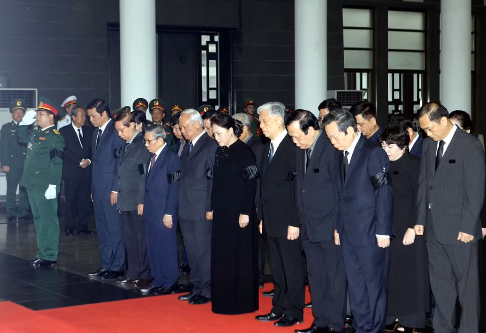 由越共中央政治局委员、国会主席阮氏金银为首的国会代表团前来悼念黎德英同志。图自越通社