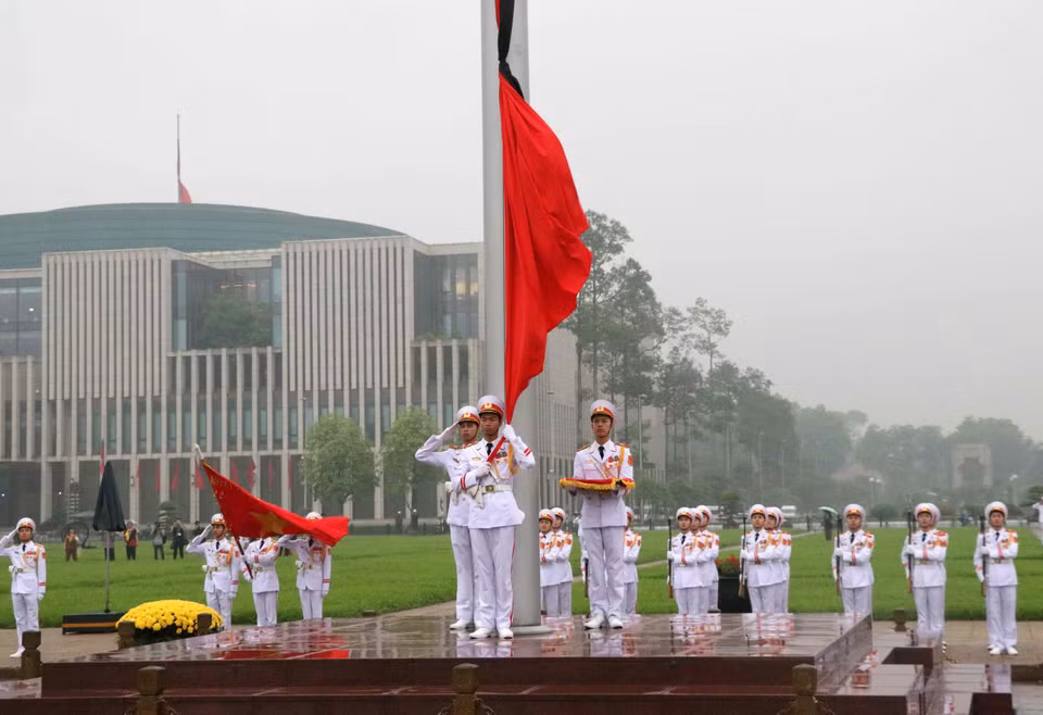 国旗护卫队完成降半旗仪式。图自越通社