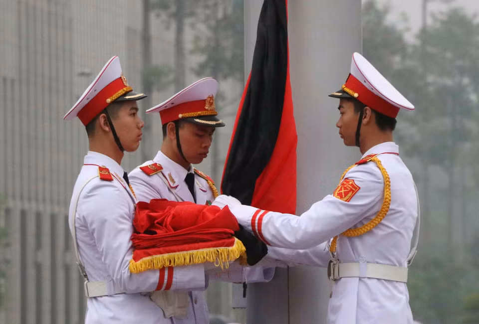 国旗护卫队在巴亭广场执行降半旗仪式。 图自越通社