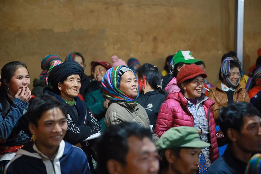 联合国妇女署与老街省妇女联合会配合乡老街省受影响的少数民族妇女提供现金救助。每户家庭将收到230万越盾的现金援助，以改善生活条件。有了这笔钱，少数民族人民可购买粮食、生活必需品和作为生计。600户家庭，其中包括贫困户和少数民族家庭已收到这一笔现金援助。图自Vietnam+