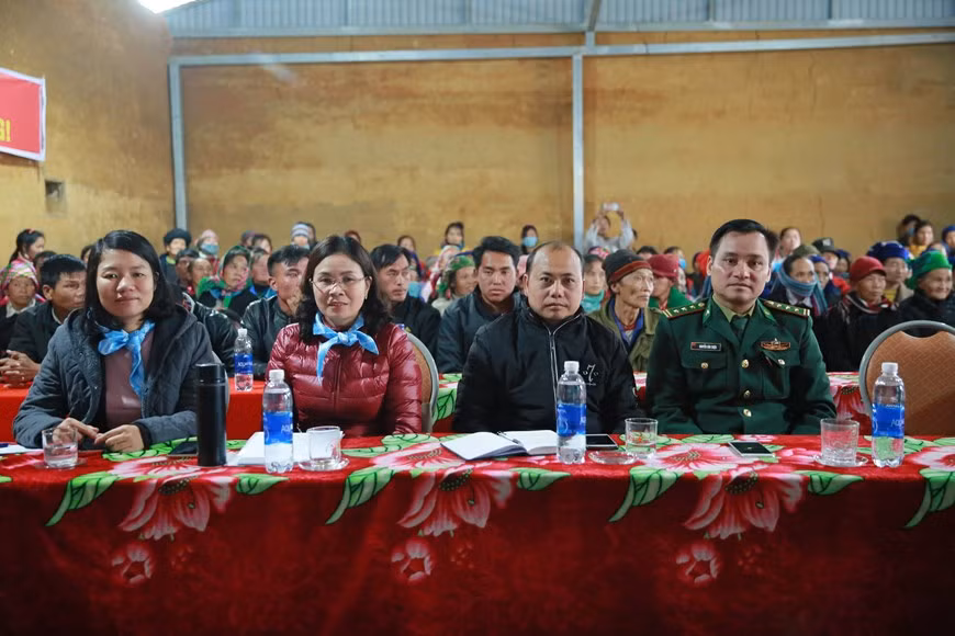 在越南，少数民族人口占全国人口的14%。联合国妇女署与老街省妇女联合会配合乡老街省受影响的少数民族妇女提供现金救助。每户家庭将收到230万越盾的现金援助，以改善生活条件。有了这笔钱，少数民族人民可购买粮食、生活必需品和作为生计。图自Vietnam+