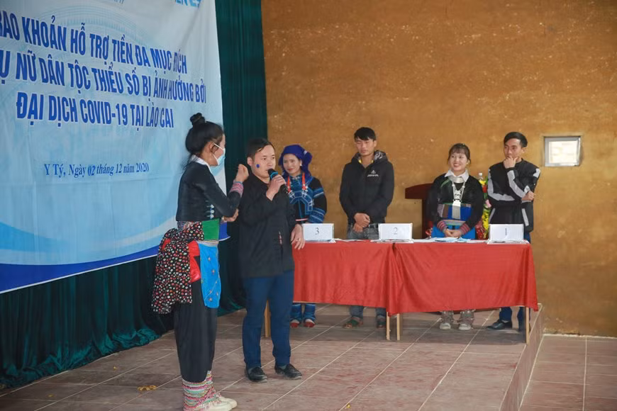联合国促进两性平等和妇女赋权实体(又称联合国妇女署)和老街省妇女联合会联合举行这一富有意义的活动，旨在协助以少数民族女性为主的老街省四个乡的困难群众。该笔金额多达13.8亿越盾,来自联合国COVID-19 应对和恢复多伙伴信托基金。图自Vietnam+