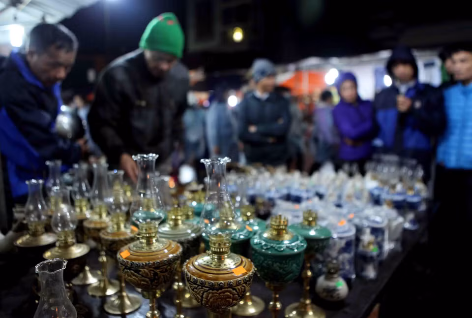 该集市的特别之处在于买卖双方都不计较价格高低，只希望在新年初春卖出“倒霉”和买到“幸运”。越通社记者 贵忠 摄 