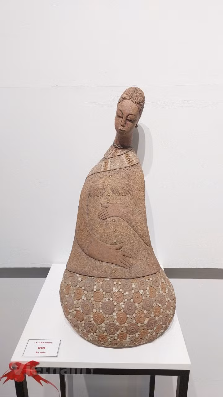 来自不同学系的5名画家为公众带来从风格、个性等方面的不同作品，进而让公众可自己探索瓷器的隐藏之美。通过陶瓷我们可以见证越南美术史的整个发展历程，陶瓷充分反映了越南人对美的意识、美感和观念。 因此，想要了解和研究越南艺术历史就要研究陶瓷。图自Vietnam+