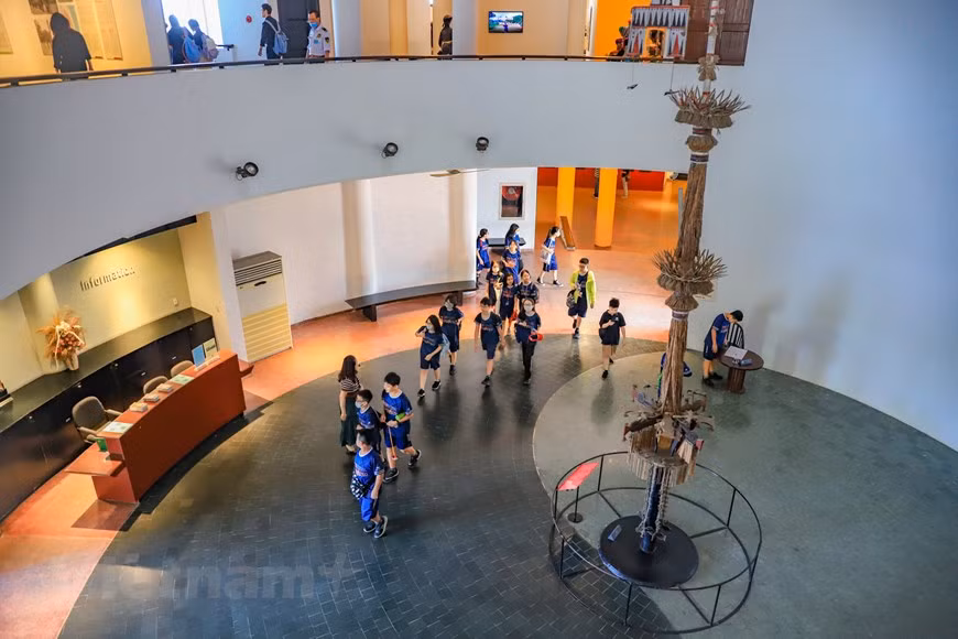 越南民族学博物馆设三大展区：铜鼓楼展区；室外的建筑展区和东南亚文化展区。作为主展区，铜鼓楼是展示、介绍越南54个民族习俗的空间。在这里，游客可通过图片、实物了解越南各民族的生活习俗和居住区特点。与此同时，展馆内还有图片和资料片，介绍各民族的物质和非物质文化及习俗，其日常生活的特点和创新。图自Vietnam+