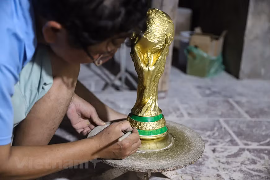 钵场陶瓷村海雪陶瓷制作厂老板表示，每天他们制作100个用石膏世界杯金杯。平均价格为10至15万越盾。图自Vietnam+