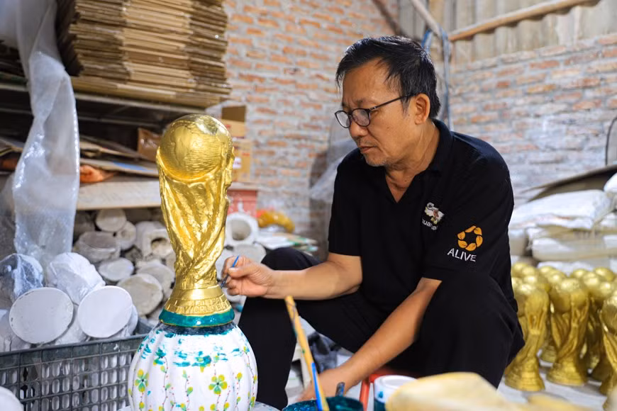 日娥陶瓷制作厂老板王鸿日表示，截至目前他们陶瓷制作厂已接受全国各地1000多个订单。图自Vietnam+