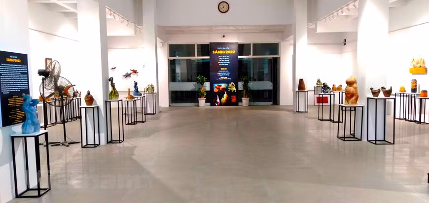 2022年陶器展览会持续到11月16日，向公众展示工业美术大学5名教师的80件作品。他们其中曾参加过国内外著名展览，其陶瓷作品曾多次获奖。此次展览的作品主展现人、动物以及各种物品的美。每位作者已通过自己的作品展现不同的艺术风格，各有所长，为观者带来有趣的艺术体验。按计划，该展览会将延长到11月16日。图自Vietnam+