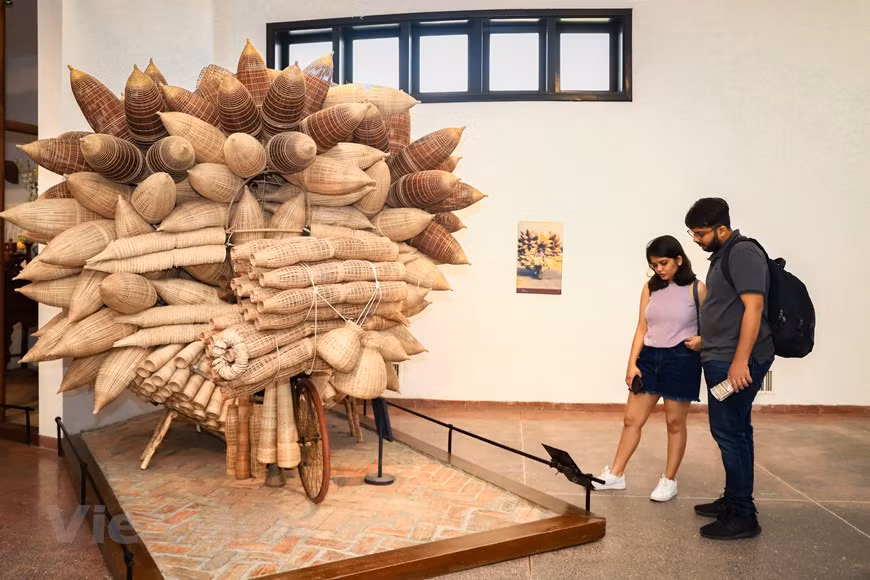 这里共收藏1.5万个实物是，4.2万个短片，栩栩如生地描写少数民族同胞日常生活情景、服装、农具和宗教信仰。此外，博物馆还设两个临时展区，随时可根据主题陈展。多年来，越南民族学博物馆与各手工行业艺人配合，维护和保存、发扬文化遗产价值。博物馆还经常创新设展，联系说服艺人参加，并为其向国内外游客展示传统产品提供空间。图自Vietnam+