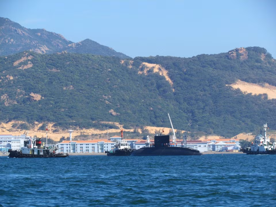越南基洛级常规动力攻击潜艇装备了俄罗斯最强大的武器和电子设备之后战斗力得到了进一步提升。HQ-182河内潜艇抵达庆和省金兰湾军港。越通社记者 先明 摄