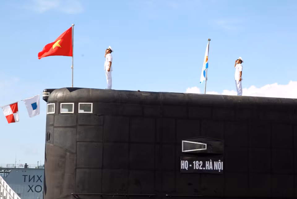 图为HQ-182河内潜艇升旗仪式于2014年4月3日在庆和省金兰湾军港举行。越通社记者 德八 摄