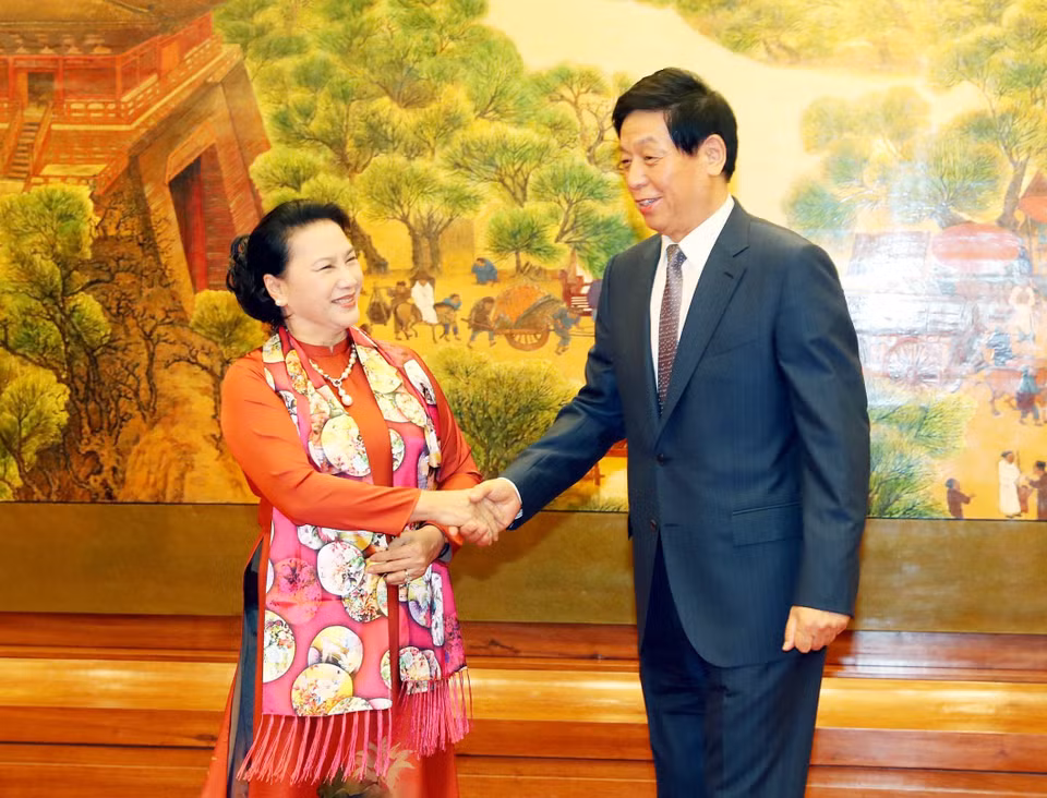 中共中央政治局常委、全国人大常委会委员长栗战书迎接越南国会主席阮氏金银一行。越通社记者 仲德 摄