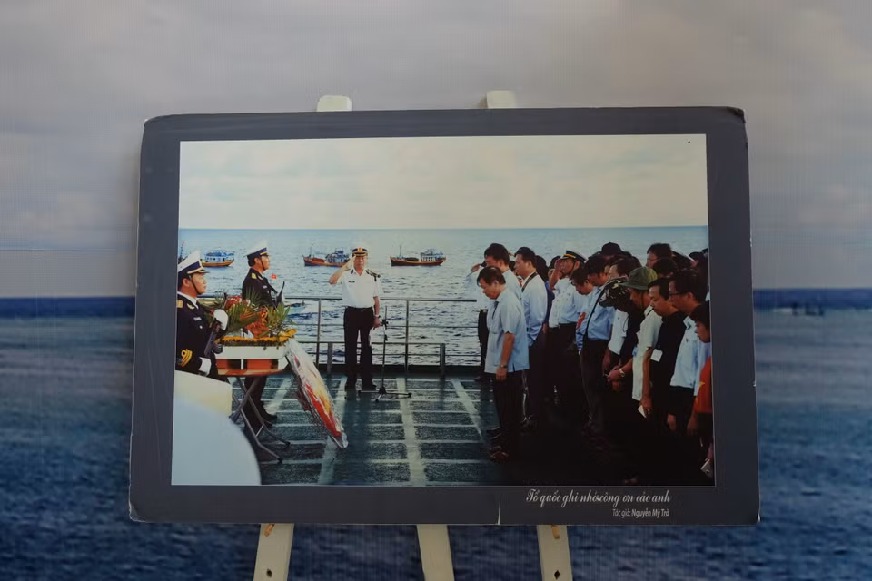 海岛空间所展示的图片让参观者更加了解了海岛战士们的生活和他们遇到的困难。图自越通社