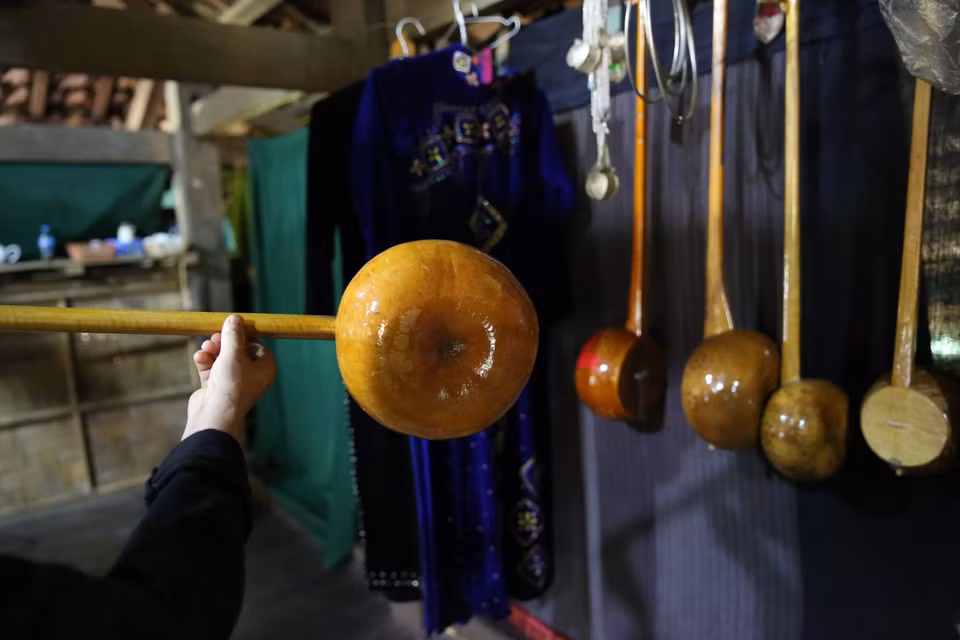 岱依族同胞把葫芦的外皮刮去用来做天琴。图自越通社 