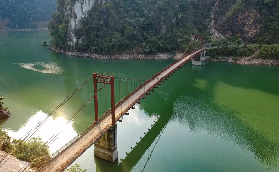 横跨山罗水电湖的巴风桥。图自越通社