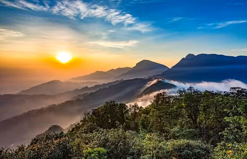 太阳升起，云开雾散，层层山峰，尽收眼底（图片来源：vnexpress.net）