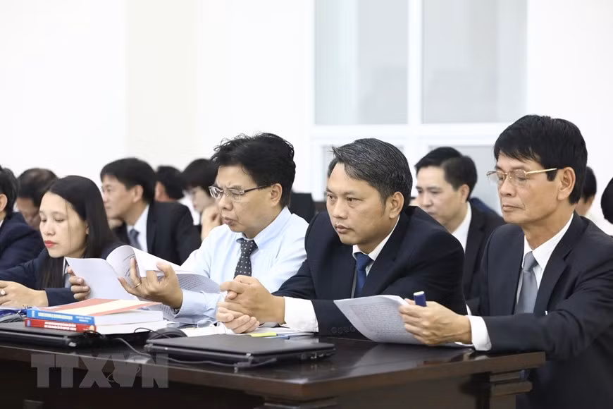 共有41名律师为被告人辩护。其中，3名律师为阮北山辩护，5名律师为张明俊辩护，2名律师为范廷仲辩护，3 名律师为黎南茶辩护，3名律师为范日武辩护。图自越通社