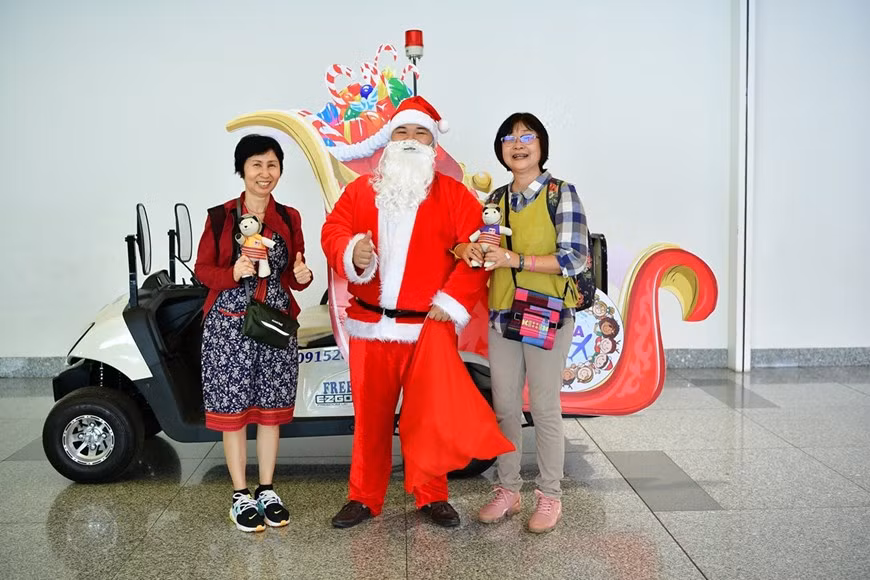 河内内排国际机场干部人员希望乘客都能在越南过上一个温馨的圣诞节。图自越通社