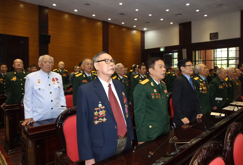 参加纪念典礼的越南援老志愿军和军事专家。越通社记者杨江 摄